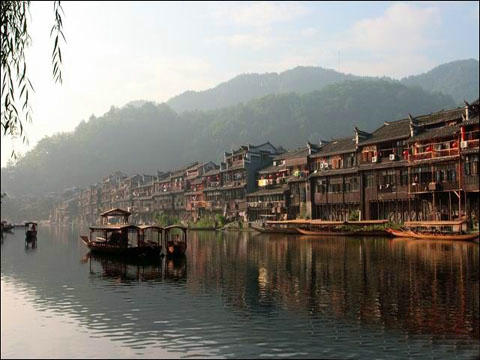 A線(xiàn)：猛洞河、芙蓉鎮(zhèn)、鳳凰、苗寨、張家界五日游